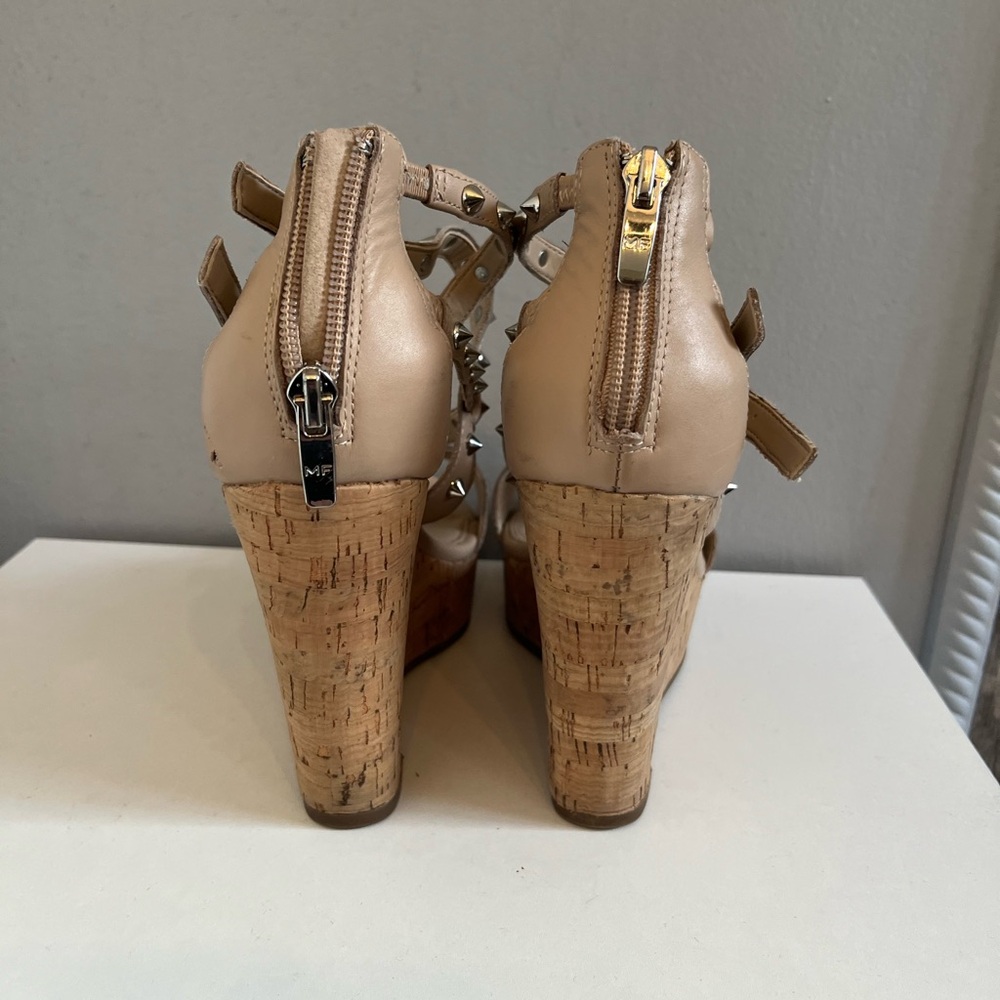 Marc Fisher | Lorda Spike Leather Wedge Nude - Picture 4 of 5